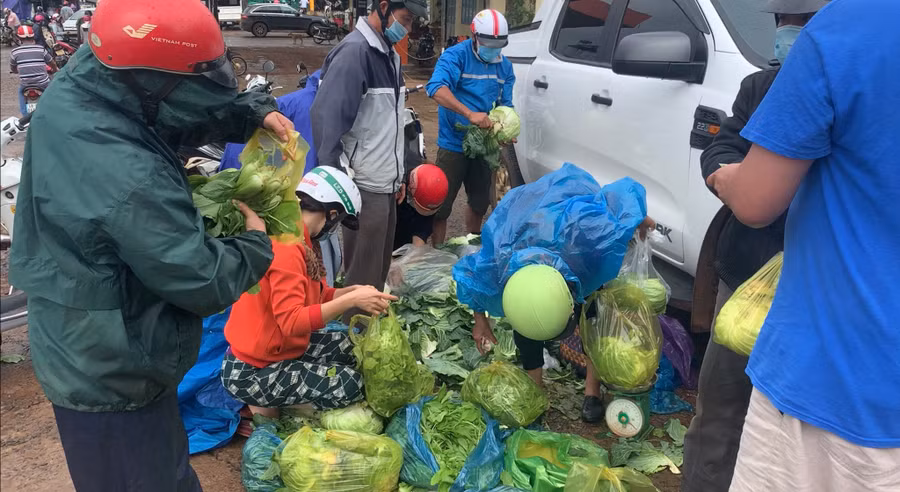 Mặt hàng rau, củ, quả được nhiều người mua. ẢNH: THANH QUÂN