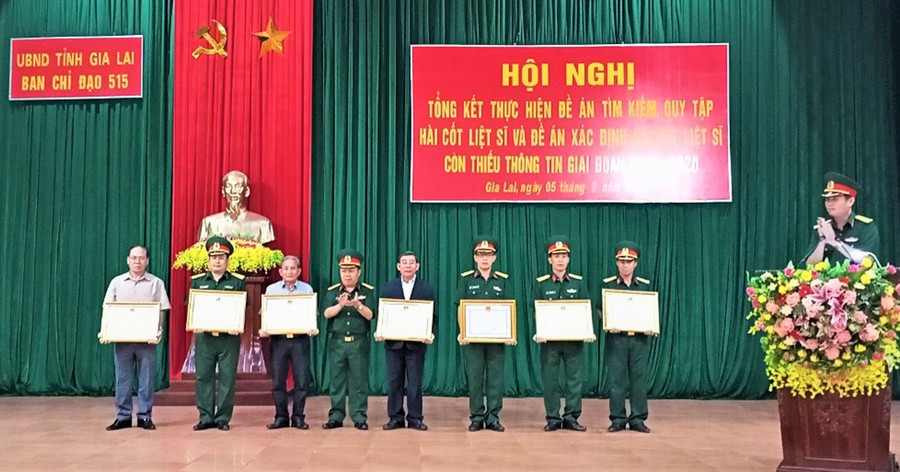 Trao bằng khen của Chủ tịch UBND tỉnh cho các tập thể, cá nhân có thành tích xuất sắc trong thực hiện nhiệm vụ tìm kiếm, quy tập và xác định hài cốt liệt sĩ còn thiếu thông tin giai đoạn 2013-2020. Ảnh: Vĩnh Hoàng Trao bằng khen của Chủ tịch UBND tỉnh cho các tập thể, cá nhân có thành tích xuất sắc trong thực hiện nhiệm vụ tìm kiếm, quy tập và xác định hài cốt liệt sĩ còn thiếu thông tin giai đoạn 2013-2020. Ảnh. Vĩnh Hoàng.jpg