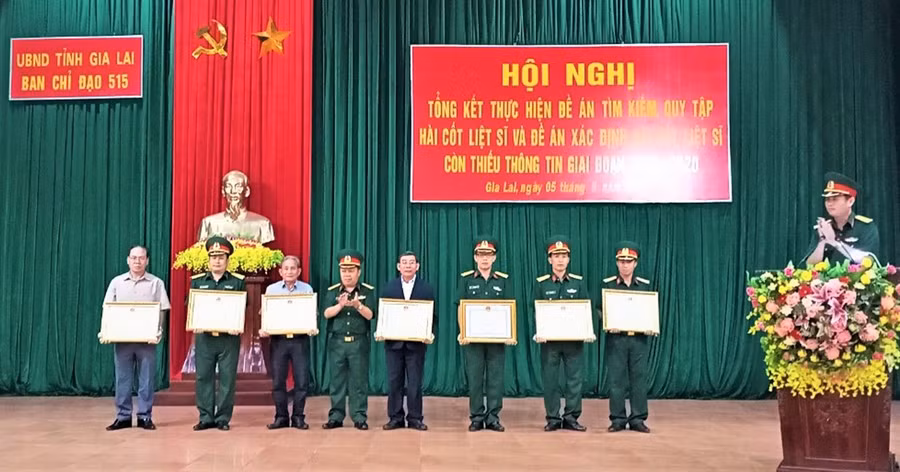 Trao bằng khen của Chủ tịch UBND tỉnh cho các tập thể, cá nhân có thành tích xuất sắc trong thực hiện nhiệm vụ tìm kiếm, quy tập và xác định hài cốt liệt sĩ còn thiếu thông tin giai đoạn 2013-2020. Ảnh. Vĩnh Hoàng.jpg