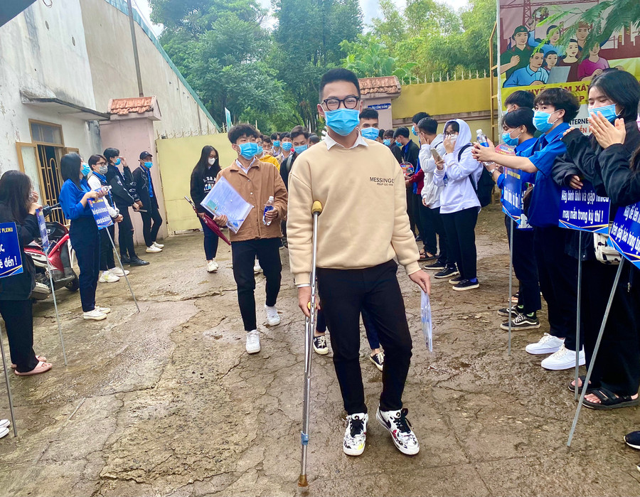 Thí sinh Lưu Tấn Phát (chống nạng, điểm thi Trường THPT Pleiku) phấn khởi vì hoàn thành khá tốt bài thi Ngữ văn. Ảnh: Hồng Thi Thí sinh Lưu Tấn Phát (chống nạn)-điểm thi Trường THPT Pleiku-phấn khởi vì hoàn thành khá tốt bài thi Ngữ văn. Ảnh: Hồng Thi