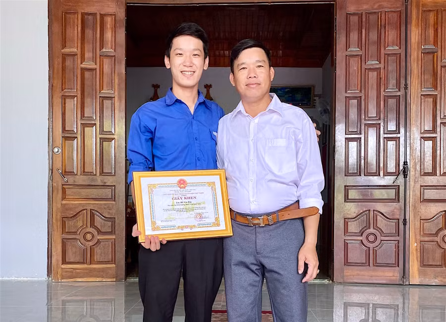 6- Thủ khoa khối B toàn tỉnh Hồ Văn Đức (Trường THPT Trần Quốc Tuấn, huyện Phú Thiện) chia sẻ niềm vui cùng bố. Ảnh: Mộc Trà.