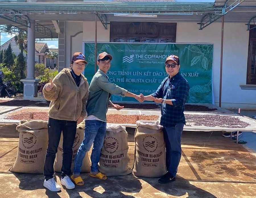 Anh Đoàn Anh Tuấn (giữa) từ bỏ công việc ở thành phố về xã Nam Yang (huyện Đak Đoa) khởi nghiệp với nông nghiệp sạch, sản xuất theo hướng hữu cơ. Ảnh: Minh Châu Anh Đoàn Anh Tuần (giữa). Ảnh: Minh Châu