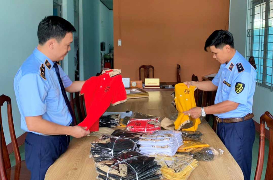 Lực lượng Quản lý Thị trường kiểm đếm hàng hóa vi phạm. Ảnh: Vũ Thảo Lực lượng Quản lý Thị trường kiểm đếm hàng hóa vi phạm