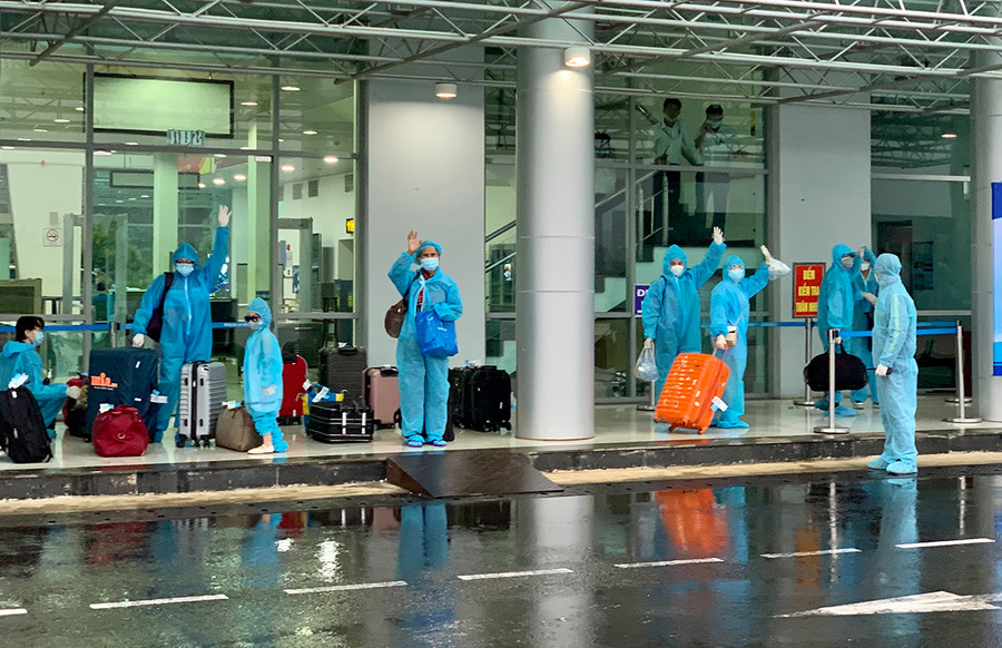 Người dân vui mừng khi được đặt chân xuống TP. Pleiku. Ảnh: Như Nguyện