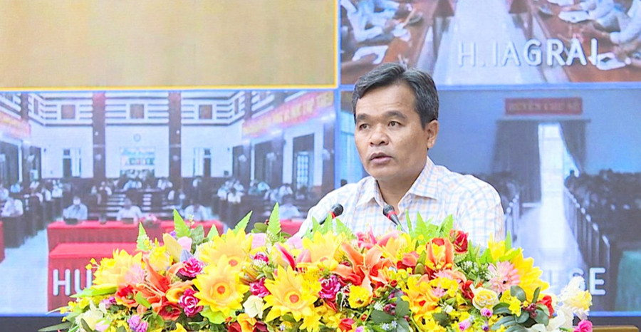 Bí thư Tỉnh ủy Hồ Văn Niên trực tiếp thông báo nhanh kết quả Hội nghị Trung ương 3 khóa XIII. Ảnh: Anh Huy