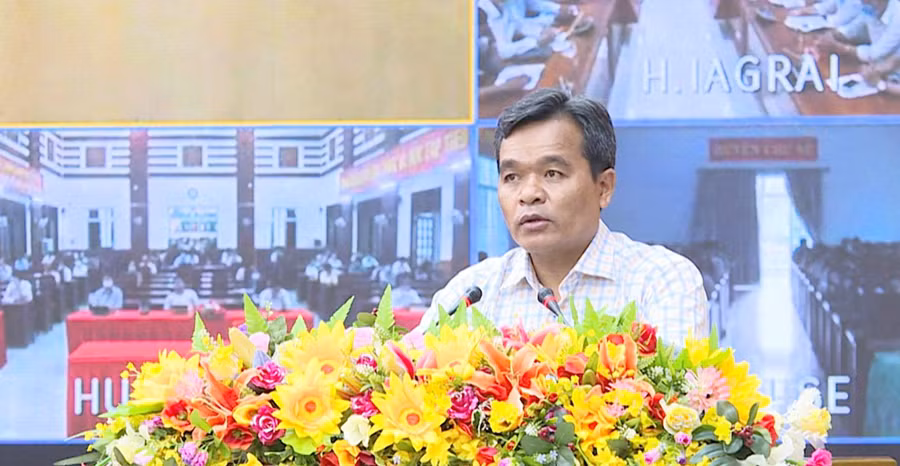 Bí thư Tỉnh ủy Hồ Văn Niên trực tiếp thông báo nhanh kết quả Hội nghị Trung ương 3 khóa XIII. Ảnh: Anh Huy