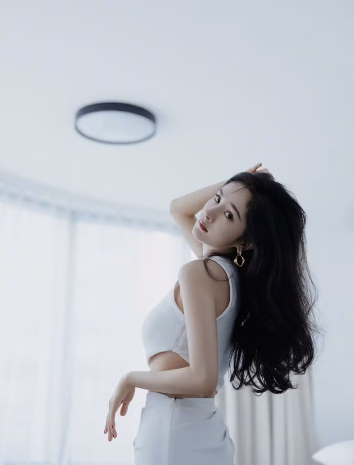 Dương Mịch khoe vẻ đẹp tựa nữ thần với thiết kế đầm lệch vai gam màu trắng. Mái tóc cô thả nhẹ bồng bềnh xuống bờ vai thon thả nõn nà.