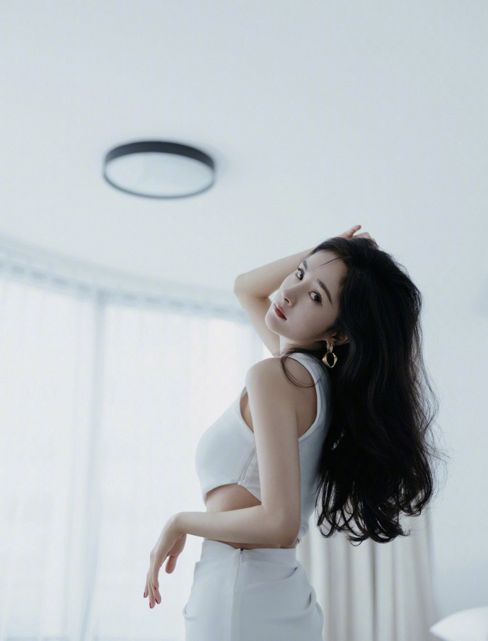 Dương Mịch khoe vẻ đẹp tựa nữ thần với thiết kế đầm lệch vai gam màu trắng. Mái tóc cô thả nhẹ bồng bềnh xuống bờ vai thon thả nõn nà.