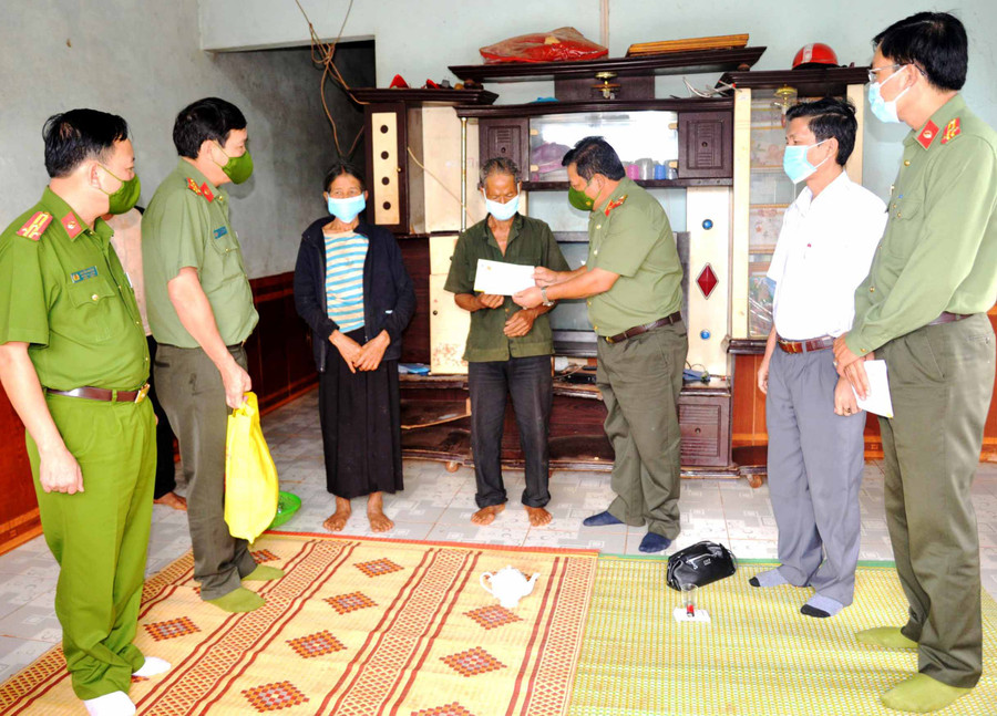 Thiếu tướng Rah Lan Lâm-Ủy viên Ban Thường vụ Tỉnh ủy, Giám đốc Công an tỉnh thăm, tặng quà cho các thương binh, bệnh binh. Ảnh: Nguyễn Hữu