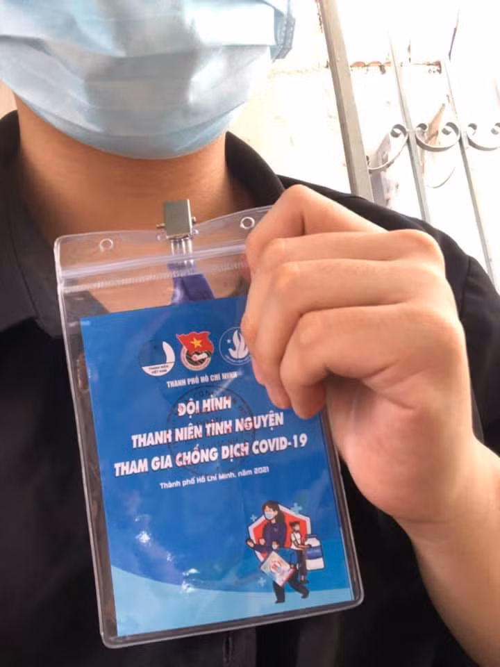 Nhật Quang tự hào khi tham gia đội hình thanh niên tình nguyện tham gia chống dịch Covid-19. Ảnh: NVCC