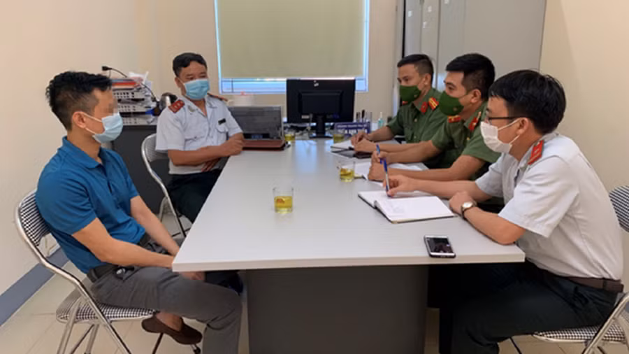 Cơ quan chức năng làm việc với ông Q. Ảnh: CTV