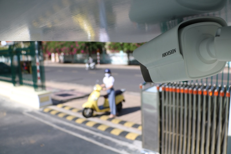 Camera được đặt ngay cổng, kiểm soát người ra vào trụ sở làm việc PTC3.