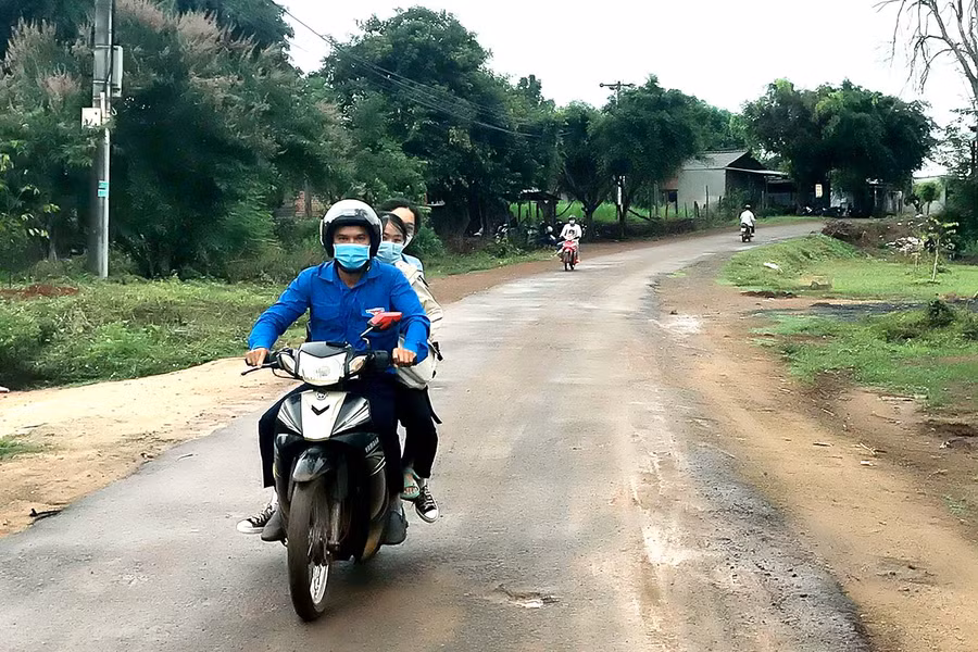  Đội xe ôm tình nguyện cũng đã kịp thời chở các thí sinh ở xa đến điểm thi Trường THPT Pleime để thi môn đầu tiên. Ảnh: Nguyễn Diệp