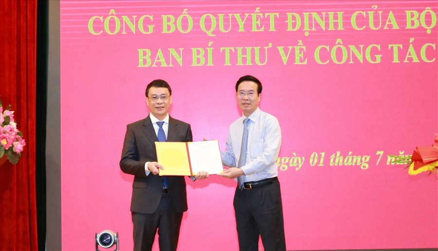 Ông Võ Văn Thưởng, Ủy viên Bộ Chính trị, Thường trực Ban Bí thư trao Quyết định của Ban Bí thư điều động, bổ nhiệm ông Đặng Khánh Toàn giữ chức Phó Chánh Văn phòng Trung ương Đảng. (Ảnh: Phương Hoa/TTXVN) Ông Võ Văn Thưởng, Ủy viên Bộ Chính trị, Thường trực Ban Bí thư trao Quyết định của Ban Bí thư điều động, bổ nhiệm ông Đặng Khánh Toàn giữ chức Phó Chánh Văn phòng Trung ương Đảng. (Ảnh: Phương Hoa/TTXVN)