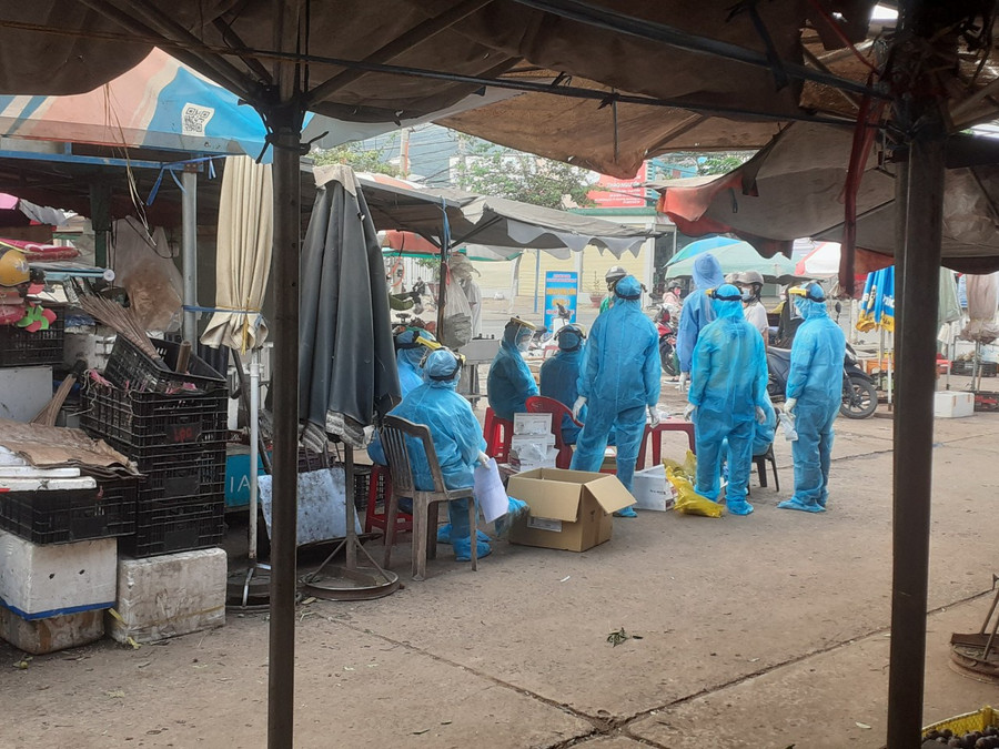 CDC Lâm Đồng lấy mẫu xét nghiệm các trường hợp liên quan ca nghi nhiễm mới tại chợ Thạnh Mỹ. ẢNH: GIA BÌNH