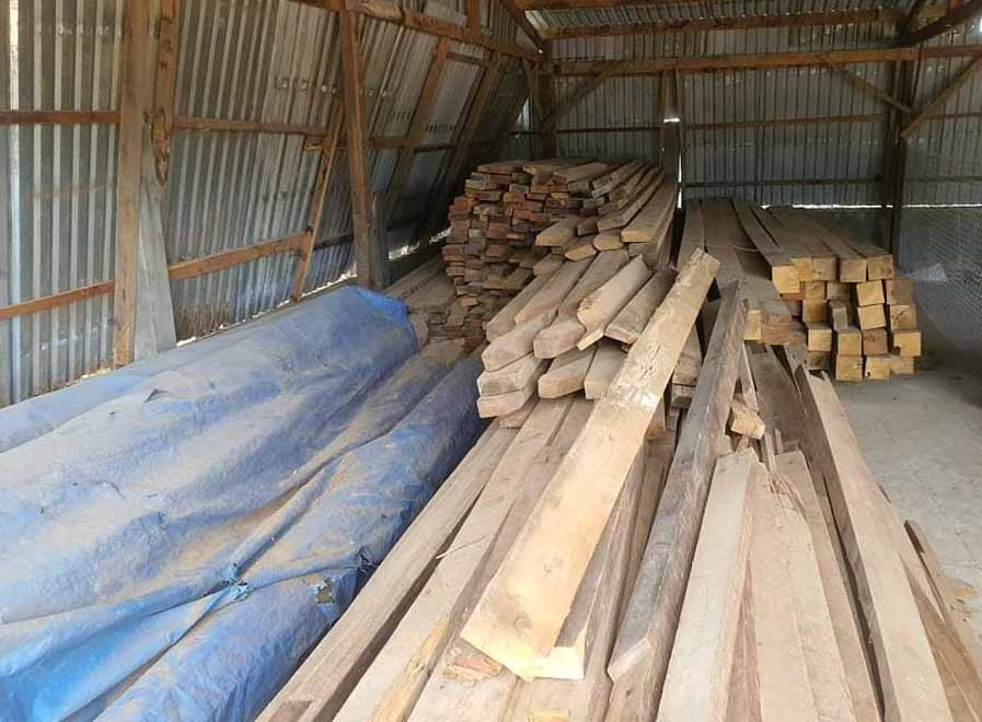 Gỗ xây dựng được xẻ tại doanh nghiệp. Ảnh: Lê Anh gỗ xây dựng được xẻ tại doanh nghiệp