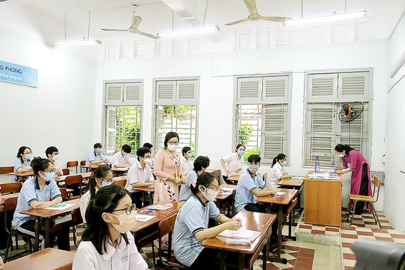 Thí sinh tham gia đợt 1 kỳ thi tốt nghiệp THPT tại điểm thi Trường THPT chuyên Lê Hồng Phong (quận 5, TPHCM) Thí sinh tham gia đợt 1 kỳ thi tốt nghiệp THPT tại điểm thi Trường THPT chuyên Lê Hồng Phong (quận 5, TPHCM)