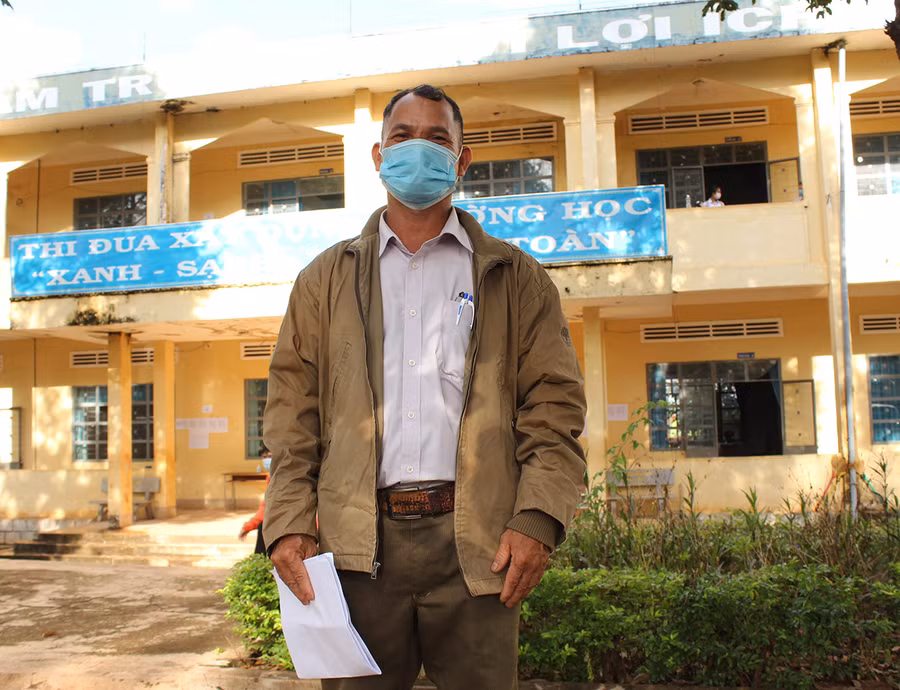 Ông Rơ Lan Bye là một trong những thí sinh lớn tuổi dự thi tốt nghiệp THPT tại điểm thi Trường THCS Quang Trung (thị trấn Chư Ty, huyện Đức Cơ). Ảnh: Nguyễn Diệp Ông Rơ Lan Bye trong buổi thi môn Toán tại Trường THCS Quang Trung (thị trấn Chư Ty, huyện Đức Cơ). Ảnh: Nguyễn Diệp