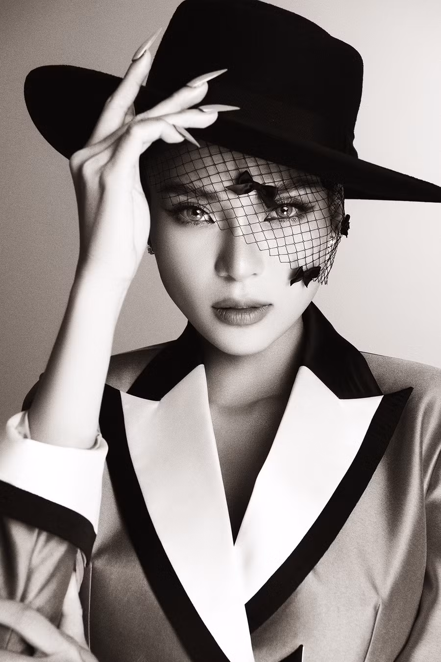 Trong mùa dịch này, bà xã Lương Thế Thành còn nhận tin vui bất ngờ là cô vừa được đề cử hạng mục Nữ diễn viên ấn tượng của giải thưởng VTV Awards 2021. Nữ diễn viên Sóng tình cho biết đây thật sự là một niềm hạnh phúc và sự khích lệ lớn để cô cố gắng nhiều hơn. Ảnh: NVCC