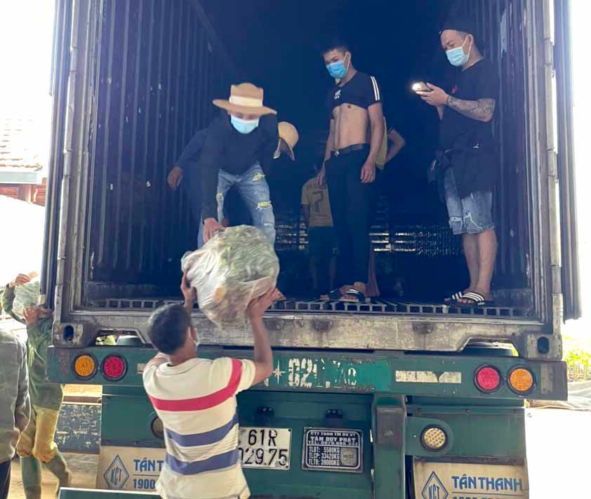 Nhóm Chuyến xe 0 đồng do anh Lê Khang kêu gọi tại huyện Đak Đoa đang bốc rau củ cứu trợ lên xe. Ảnh Lê Hòa