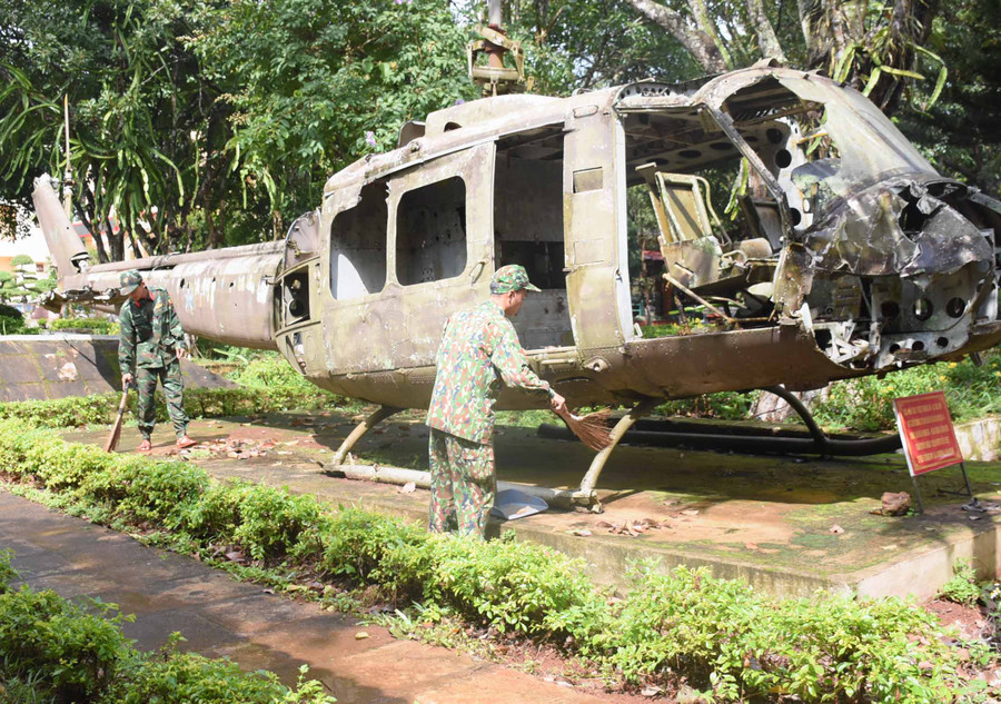 Chiếc máy bay UH-1 bị thiếu niên du kích Puih Glớ bắn rơi hơn nửa thế kỷ trước, nay được trưng bày tại khuôn viên Bộ Chỉ huy Quân sự tỉnh Gia Lai. Ảnh: P.D