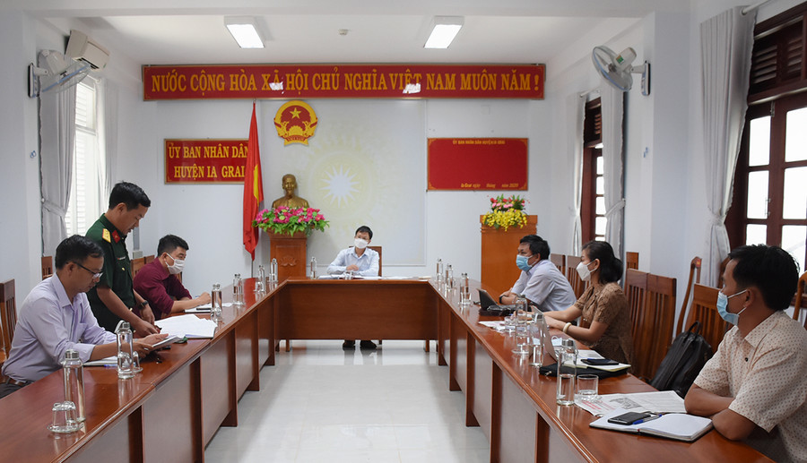 Ủy ban nhân dân huyện Ia Grai tổ chức cuộc họp liên quan đến những thông tin trong loạt bài “Chuyện chưa biết về thiếu niên bắn rơi 2 viên tướng Mỹ” đăng trên Báo Gia Lai điện tử từ ngày 16 đến 19-7. Ảnh: Phương Duyên Ủy ban nhân dân huyện Ia Grai (tỉnh Gia Lai) tổ chức cuộc họp liên quan đến những thông tin trong loạt bài “Chuyện chưa biết về thiếu niên bắn rơi 2 viên tướng Mỹ” đăng trên Báo Gia Lai điện tử từ ngày 16 đến 19-7.Ảnh: Phương Duyên