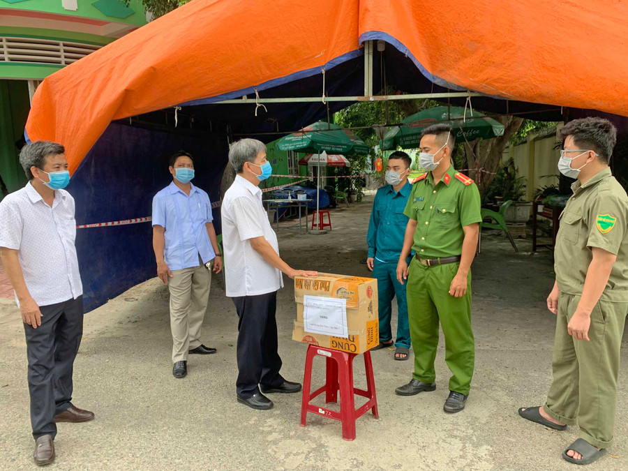 Lãnh đạo Thị ủy Ayun Pa cùng các ban, ngành đến thăm chốt kiểm soát tại tổ dân phố 2 (phường Đoàn Kết).Ảnh.Vũ Chi