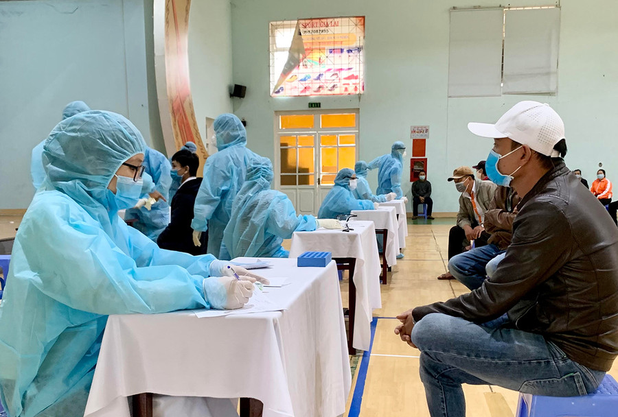  TP. Pleiku tiếp tục truy vết, lấy mẫu sàng lọc SARS-CoV-2 trong cộng đồng trên địa bàn. Ảnh: Như Nguyện