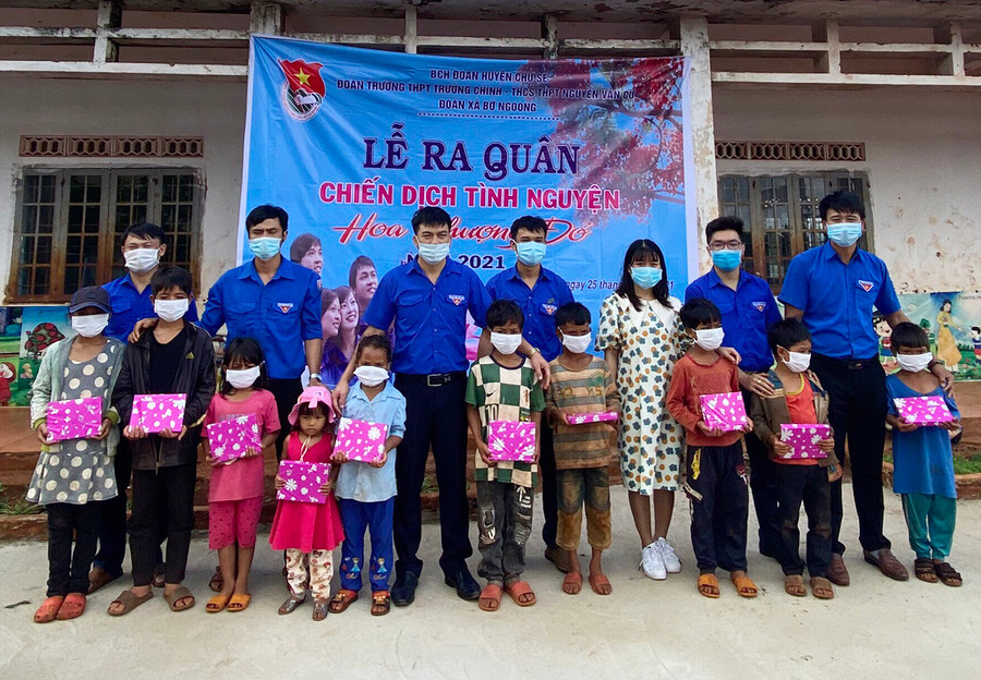 Các Đoàn trường THPT trên địa bàn huyện Chư Sê tổ chức chiến dịch Hoa phượng đỏ nhằm tạo môi trường cho đoàn viên thanh niên rèn luyện, cống hiến. Ảnh: Phan Lài