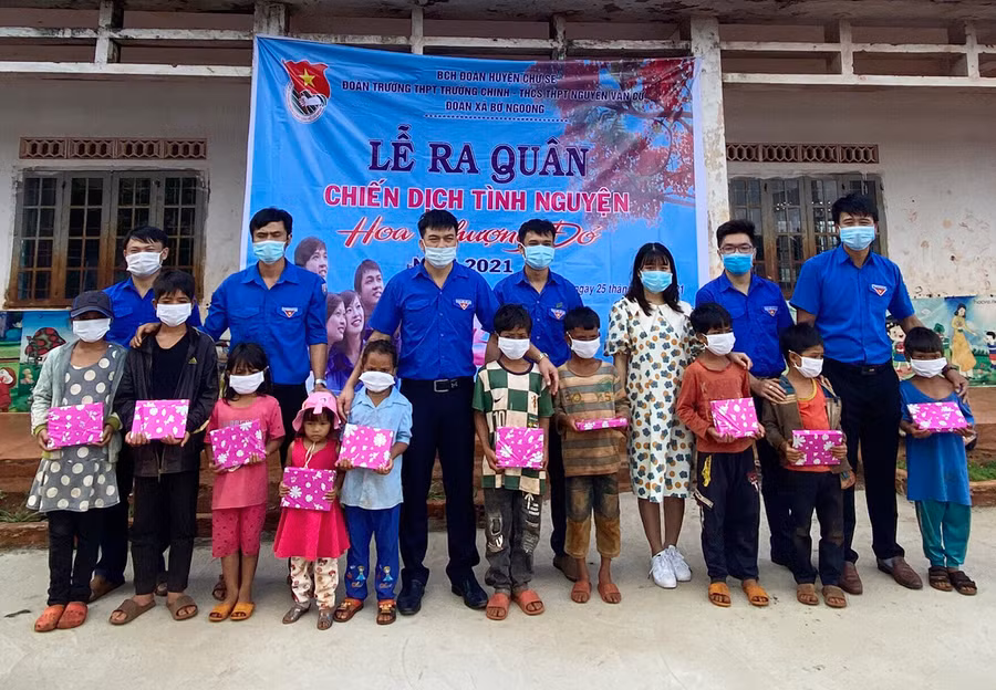 Các Đoàn trường THPT trên địa bàn huyện Chư Sê tổ chức chiến dịch Hoa phượng đỏ nhằm tạo môi trường cho đoàn viên thanh niên rèn luyện, cống hiến. Ảnh: Phan Lài