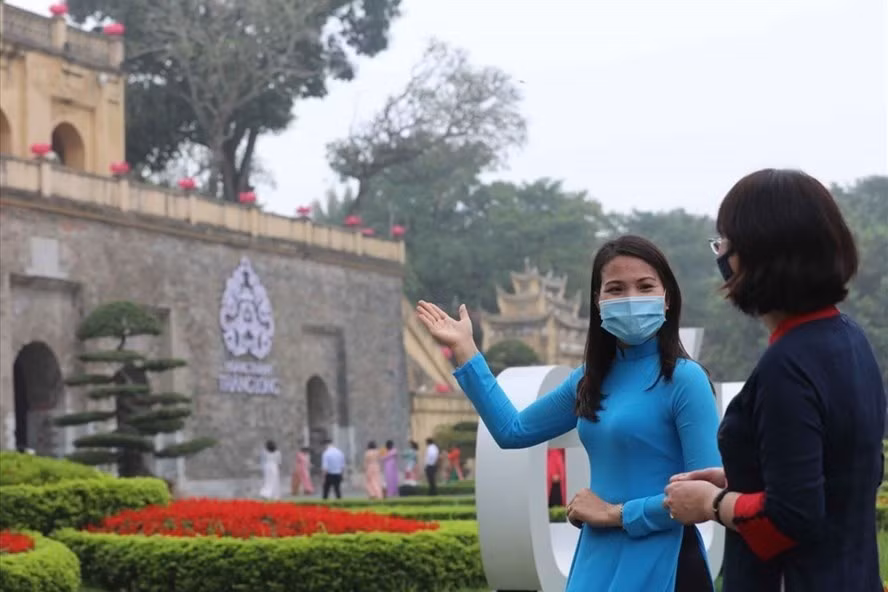 Tổng cục Du lịch giải đáp về thủ tục nhận gói hỗ trợ của hướng dẫn viên. Ảnh: LĐ