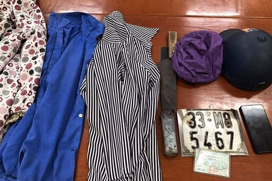 Tang vật liên quan đến nhóm thiếu niên đi cướp tài sản. Ảnh: CACC