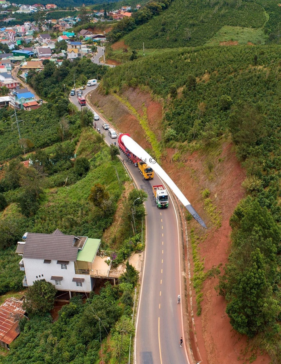 UBND TP.Đà Lạt (Lâm Đồng) vừa có văn bản thống nhất chủ trương tạm thời tháo dỡ camera an ninh trên tuyến đường Quốc lộ 27C để vận chuyển thiết bị xây dựng nhà máy điện gió Cầu Đất thuộc xã Trạm Hành, theo đề nghị của Công ty Cổ phần năng lượng tái tạo Đại Dương. Ảnh: Nguyễn Vân UBND TP.Đà Lạt (Lâm Đồng) vừa có văn bản thống nhất chủ trương tạm thời tháo dỡ camera an ninh trên tuyến đường Quốc lộ 27C để vận chuyển thiết bị xây dựng nhà máy điện gió Cầu Đất thuộc xã Trạm Hành, theo đề nghị của Công ty Cổ phần năng lượng tái tạo Đại Dương. Ảnh: Nguyễn Vân