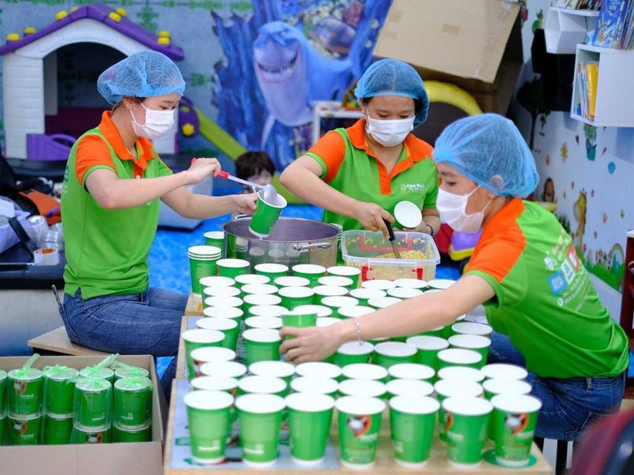 Vợ chồng chị Nhi nấu chè gửi tặng các bác sĩ, nhân viên y tế những ngày thành phố giãn cách xã hội. Ảnh: NVCC