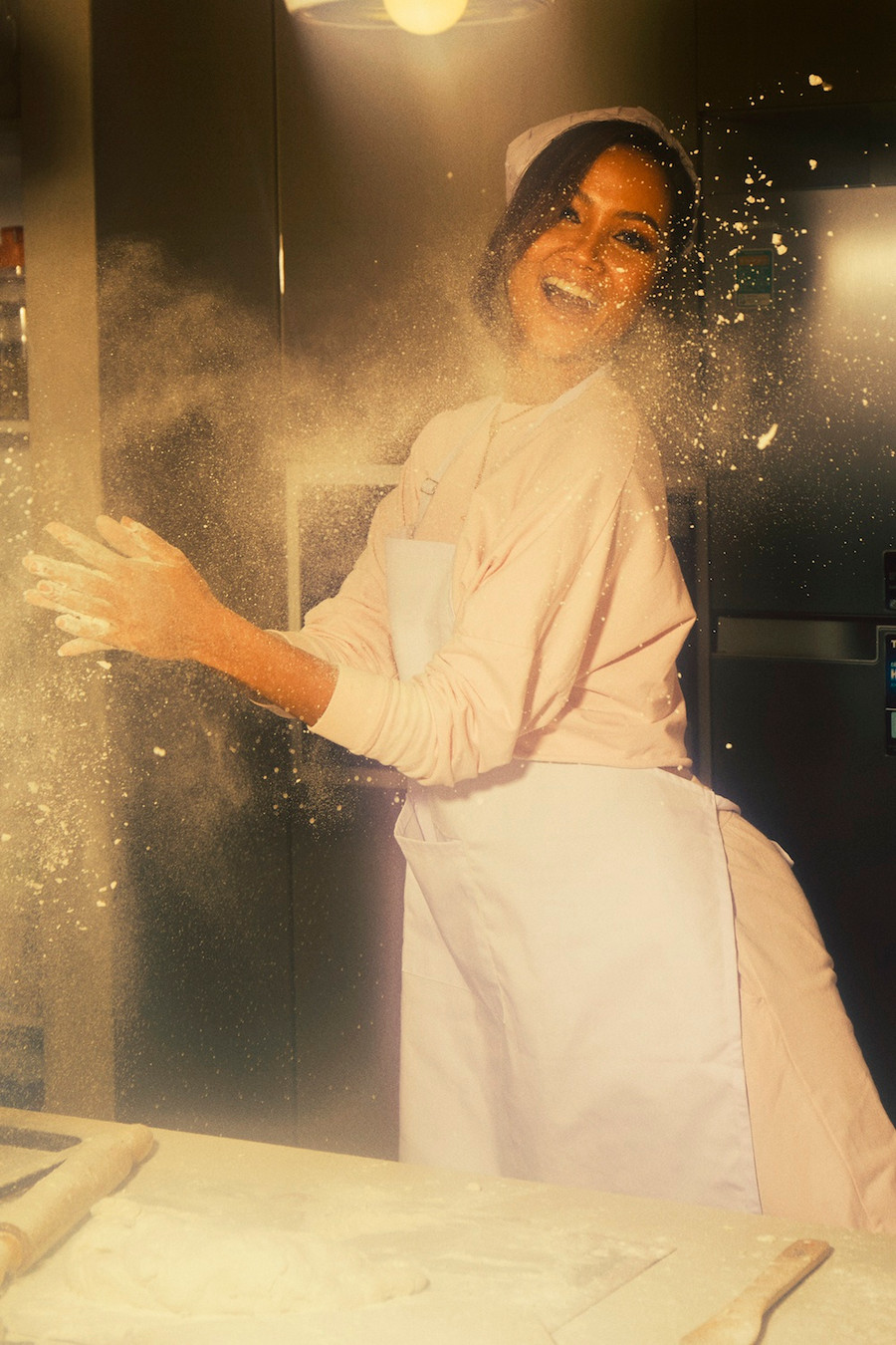 H'Hen Niê không giấu được niềm hạnh phúc khi được đề cử cho hạng mục Nghệ sĩ ấn tượng. Ảnh: NVCC