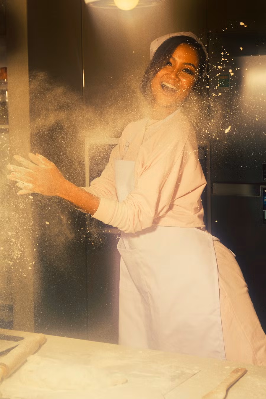 H'Hen Niê không giấu được niềm hạnh phúc khi được đề cử cho hạng mục Nghệ sĩ ấn tượng. Ảnh: NVCC