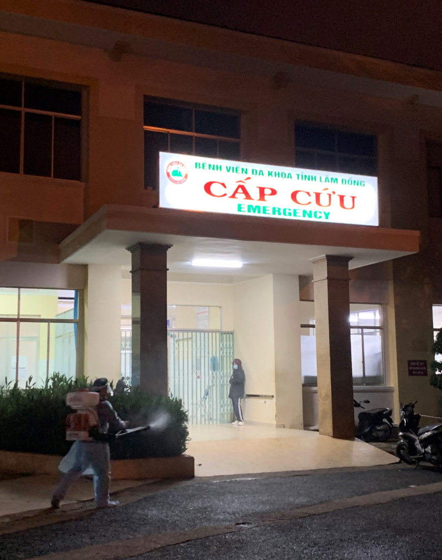 Phun khử khuẩn phòng dịch trước khoa cấp cứu Bệnh viện Đa khoa Lâm Đồng đêm 7.7. ẢNH: LÂM VIÊN