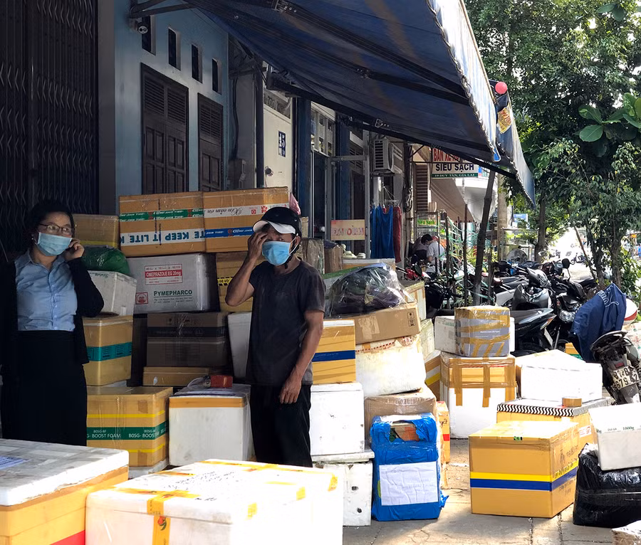 15 giờ ngày 14-7, nhà xe Thuận Tiến Gia Lai đã thông báo ngừng tiếp nhận vận chuyển hàng hóa đi TP Hồ Chí Minh vì đã đủ tải.