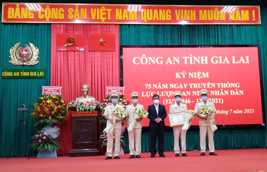 Bí thư Tỉnh ủy Hồ Văn Niên trao bằng khen của Thủ tướng Chính phủ cho tập thể Công an tỉnh Gia Lai. Ảnh: Lê Anh Bí thư Tỉnh ủy Hồ Văn Niên tặng bằng khen của Thủ tướng Chính Phủ cho tập thể Công an tỉnh Gia Lai. Ảnh: Lê Anh