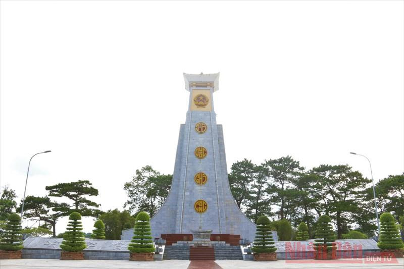 Nghĩa trang liệt sĩ tỉnh Đắk Nông là nơi yên nghỉ của hơn 500 phần mộ liệt sĩ, trong đó có hơn 200 phần mộ vẫn chưa xác định được danh tính, nhân thân, quê quán.