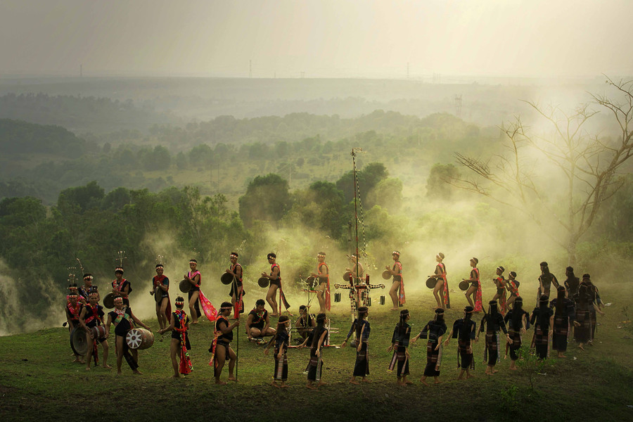 Biểu diễn cồng chiêng (ảnh Nguyễn Linh Vinh Quốc)