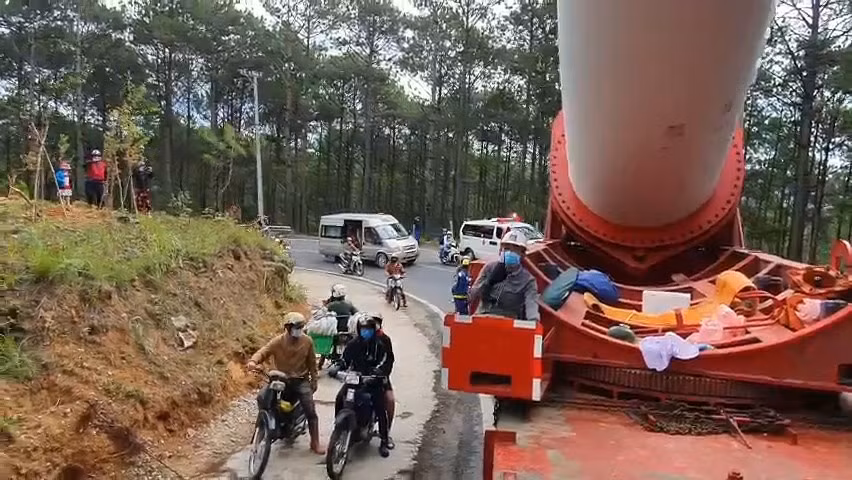 Việc vận chuyển các trang thiết bị điện gió vô cùng phức tạp, đòi hỏi sự chuẩn bị kỹ lưỡng về con người và trang thiết bị.