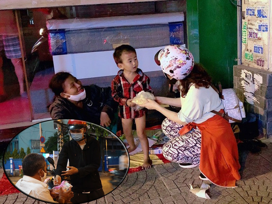 Trao suất ăn giúp người vô gia cư trong đêm. ẢNH: X.K