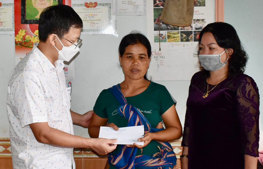 Phó Chủ tịch UBND huyện Ia Grai Đỗ Văn Đông tặng quà chị Huyn-con gái du kích Puih Glớ nhân kỷ niệm Ngày Thương binh-Liệt sĩ. Ảnh: Minh Thoan Phó Chủ tịch UBND huyện Ia Grai Đỗ Văn Đông tặng quà chị Huyn-con gái du kích Puih Glớ nhân kỷ niệm Ngày Thương binh-Liệt sĩ. Ảnh: Minh Thoan