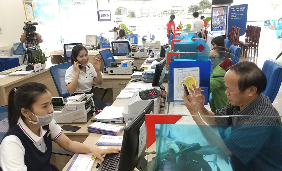 Việc phối hợp trao đổi thông tin giữa các chi nhánh ngân hàng thương mại với Cục Thuế tỉnh sẽ thuận tiện, nhanh chóng nếu sử dụng phương thức điện tử. Ảnh: Sơn Ca Đối với các trường hợp nợ thuế quá hạn, cơ quan Thuế áp dụng biện pháp phong tỏa tài khoản ngân hàng hoặc đình chỉ sử dụng hóa đơn doanh nghiệp, tổ chức, cá nhân. Ảnh: Sơn Ca