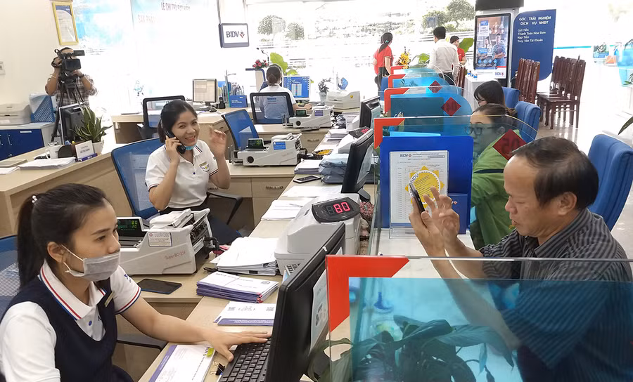 Đối với các trường hợp nợ thuế quá hạn, cơ quan Thuế áp dụng biện pháp phong tỏa tài khoản ngân hàng hoặc đình chỉ sử dụng hóa đơn doanh nghiệp, tổ chức, cá nhân. Ảnh: Sơn Ca