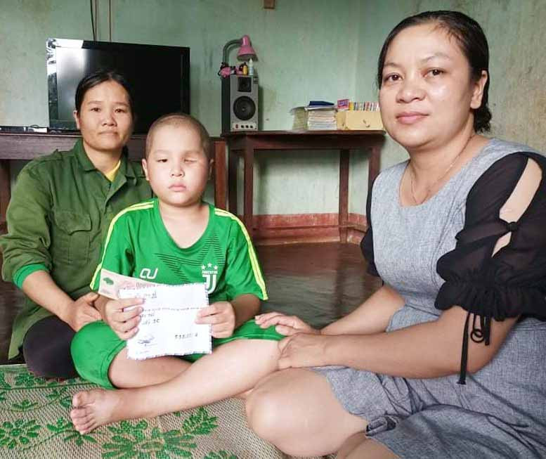 Hội Liên hiệp Phụ nữ thị trấn Ia Kha (huyện Ia Grai) trao tiền hỗ trợ hội viên Thiều Thị Sáu có hoàn cảnh khó khăn. Ảnh: Anh Huy Hội LHPN thị trấn Ia Kha (huyện Ia Grai) trao tiền hỗ trợ hội viên Thiều Thị Sáu có hoàn cảnh khó khăn. Ảnh: Anh Huy