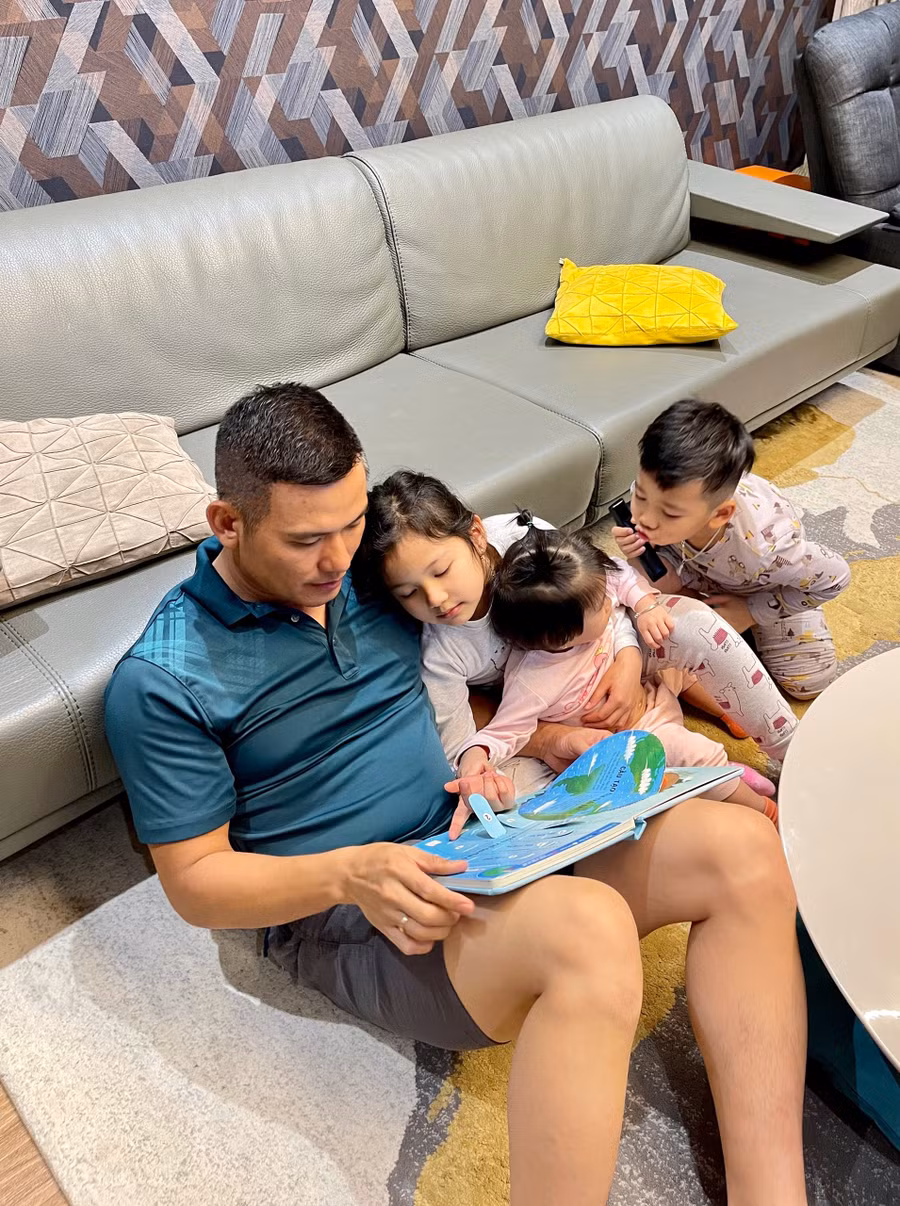  Doanh nhân Đức Hải cùng các con đọc sách trong những ngày giãn cách. (Ảnh: NVCC)