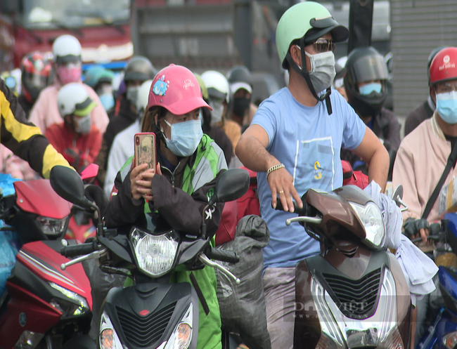 Đa số người về nhà đều là những sinh viên, học sinh, người lao động... Họ cho biết, Sài Gòn đang giãn cách, dịch bệnh phức tạp, nên tất cả không đi làm. Ở Sài Gòn thêm tốn kém tiền thuê nhà trọ, thức ăn eo hẹp... nên về với gia đình là sự lựa chọn tốt nhất. Ảnh T.N
