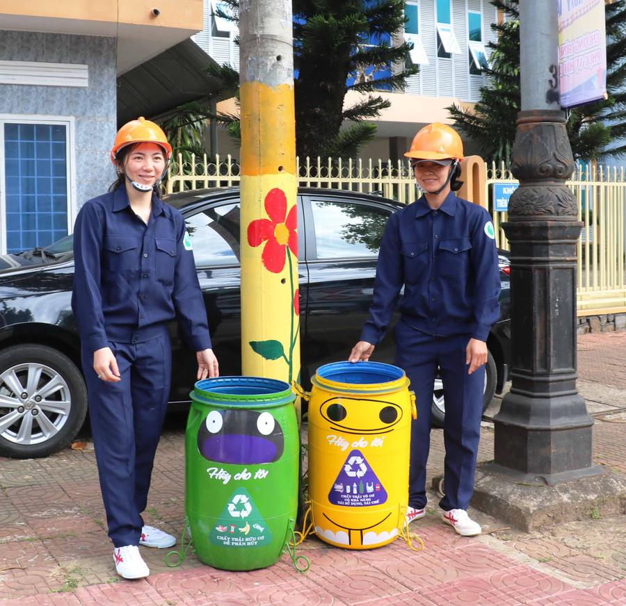 Thành phố Pleiku triển khai mô hình phân loại rác thải để bảo vệ môi trường. Ảnh: Hồng Thương